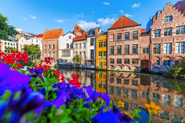 Häuser an einem Kanal in der Altstadt von Gent, Belgien