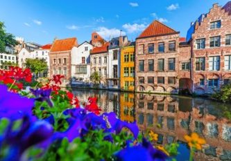 Häuser an einem Kanal in der Altstadt von Gent, Belgien