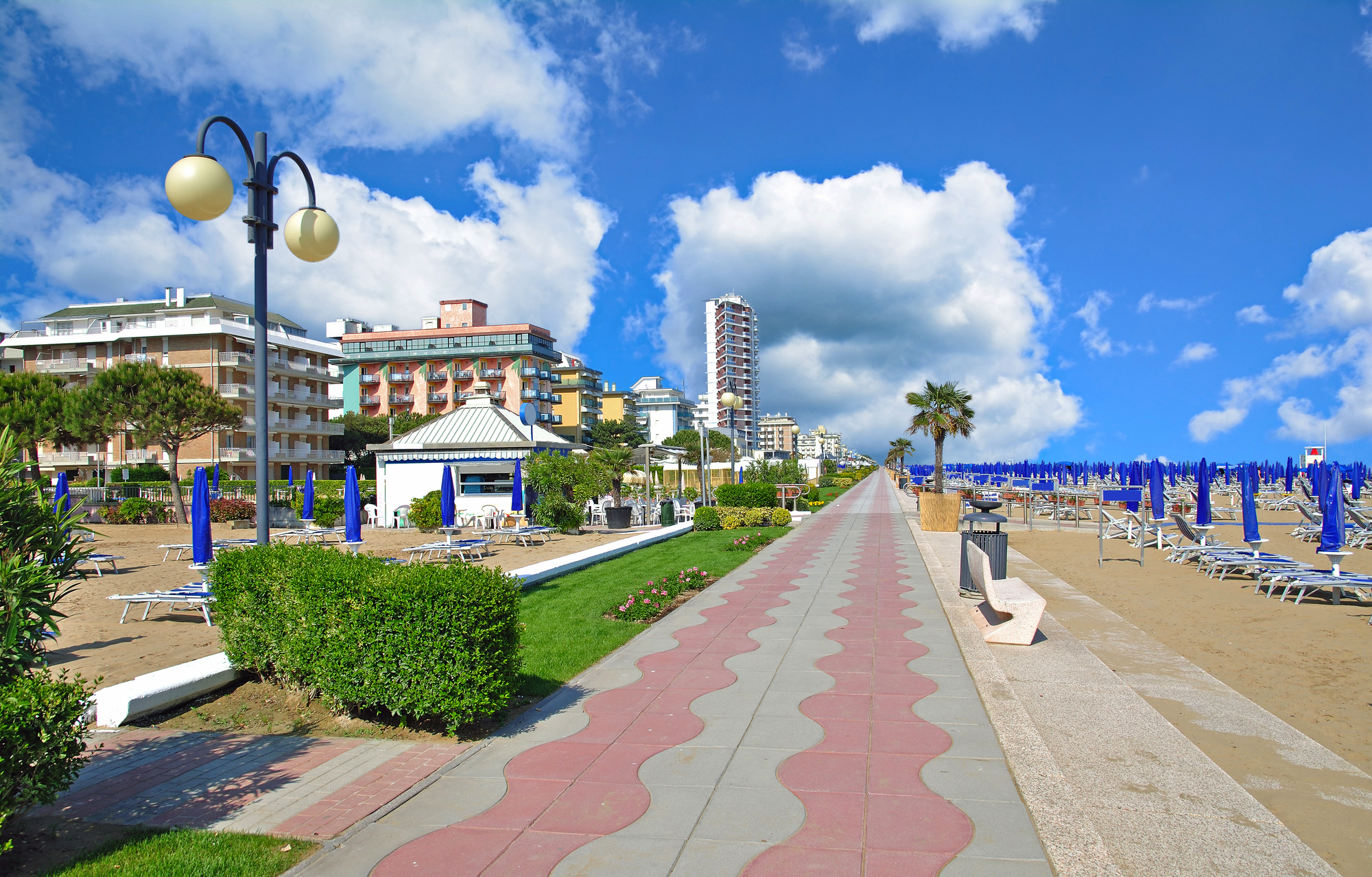 Der Strand von Lido di Jesolo mit Sonnenschirmen