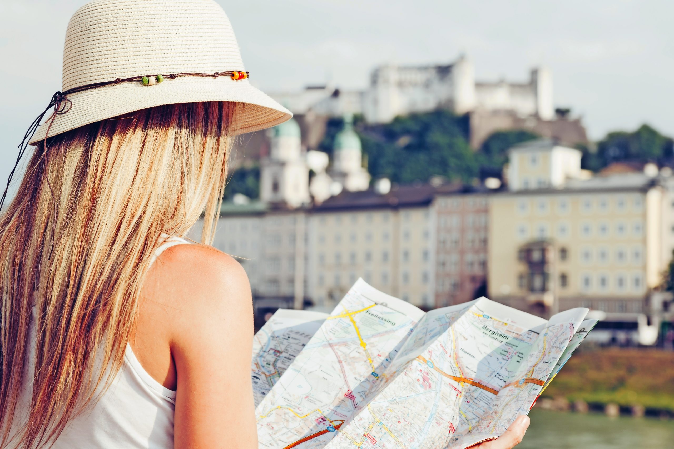 Salzburg - Frau mit Stadtplan
