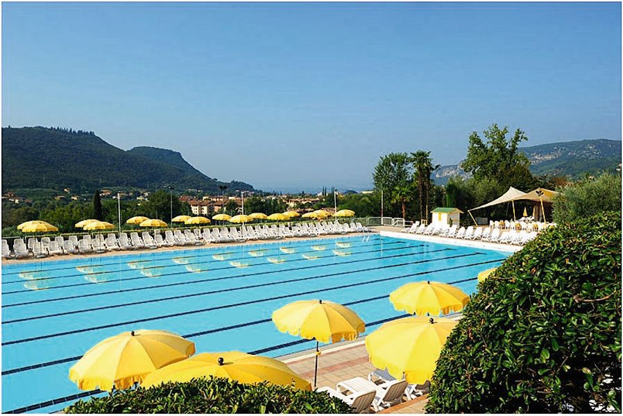 Pool im Hotel Poiano