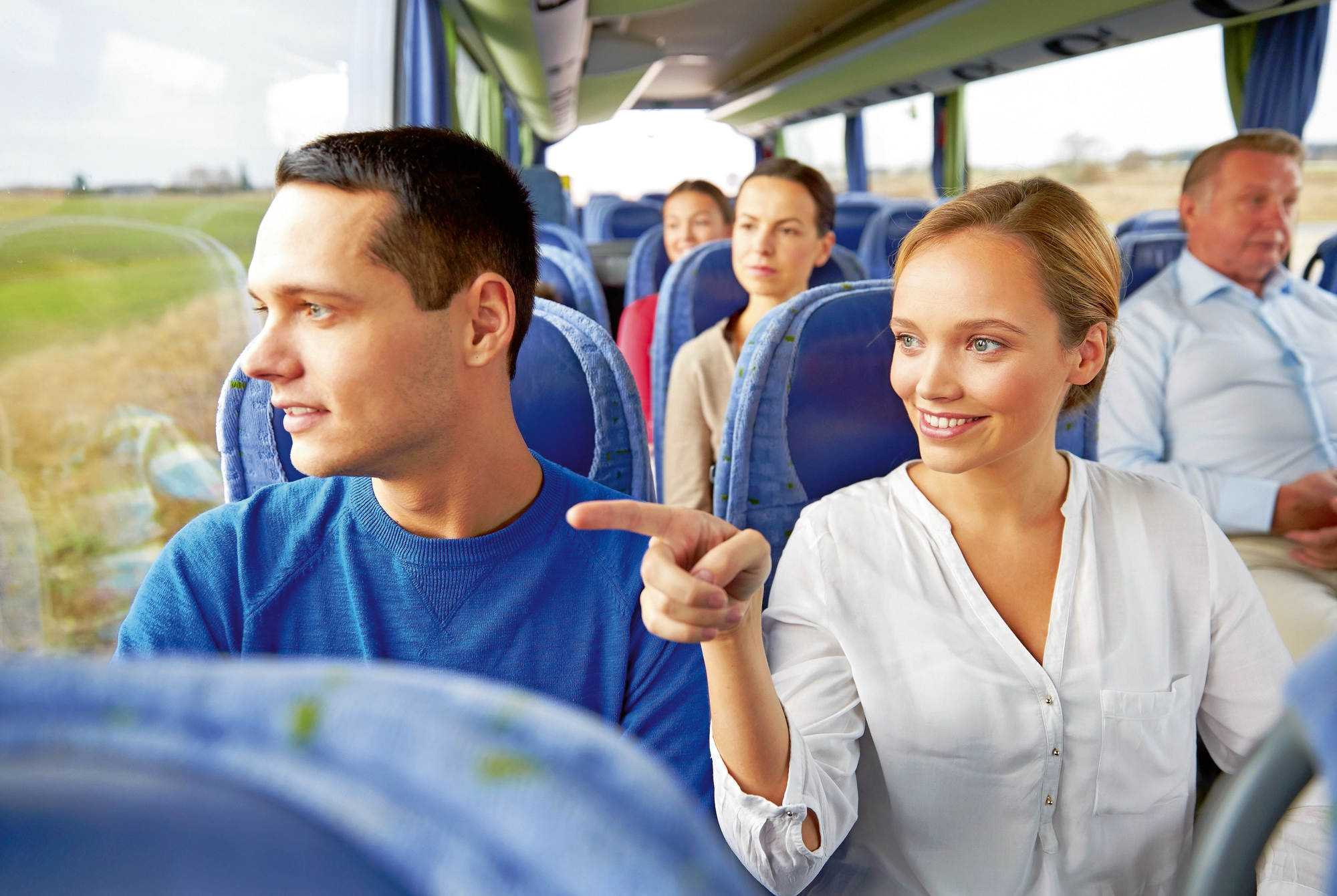 Gruppe von Reisegästen im Reisebus