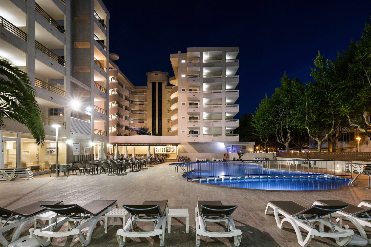 Hotelbeispiel in Salou am Abend