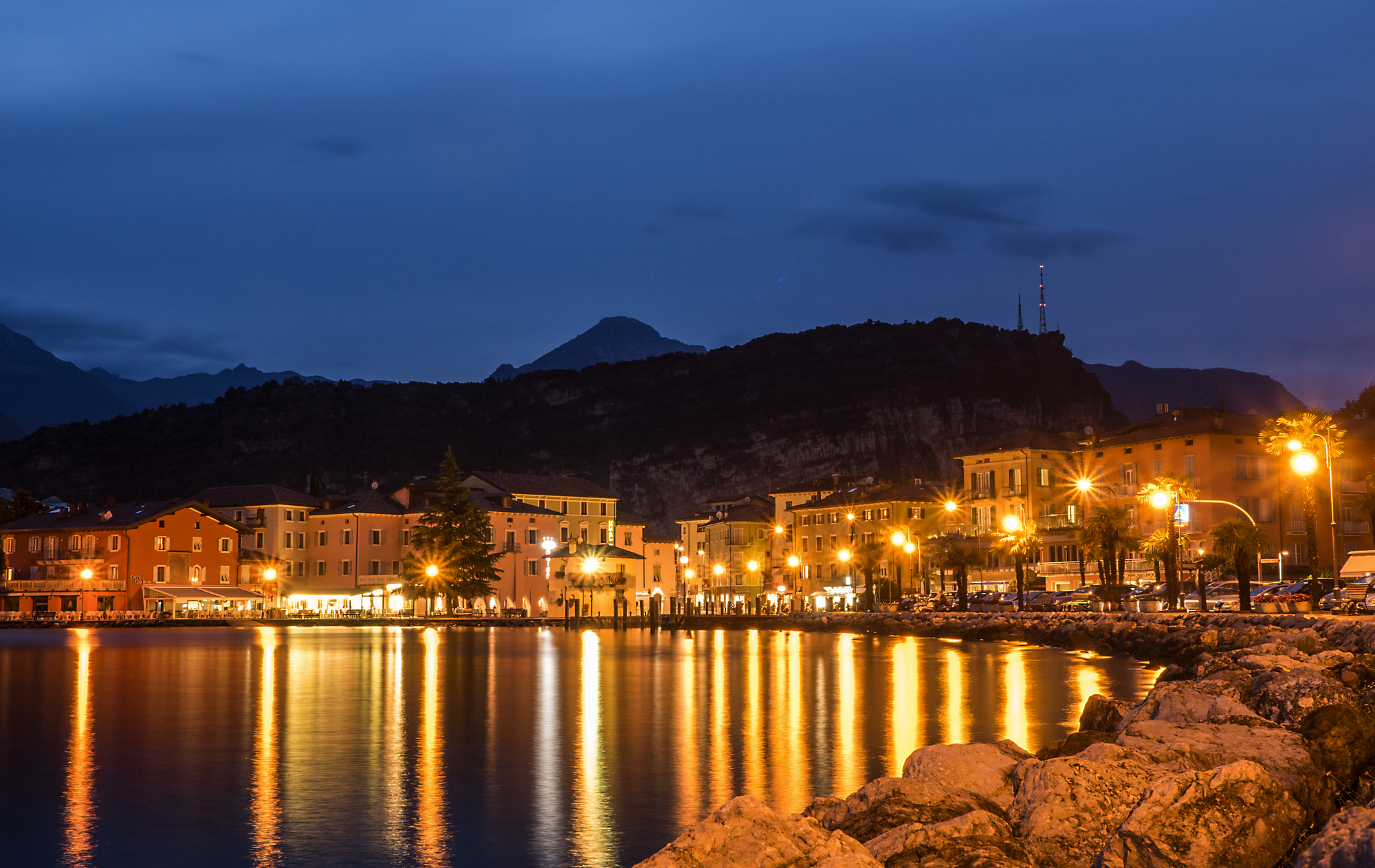 Torbole am Gardasee bei Nacht