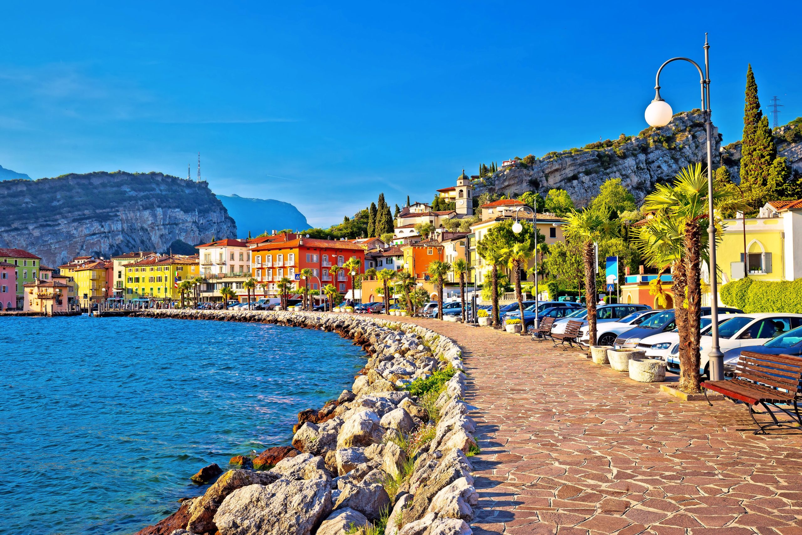 An der Strandpromenade am Gardasee