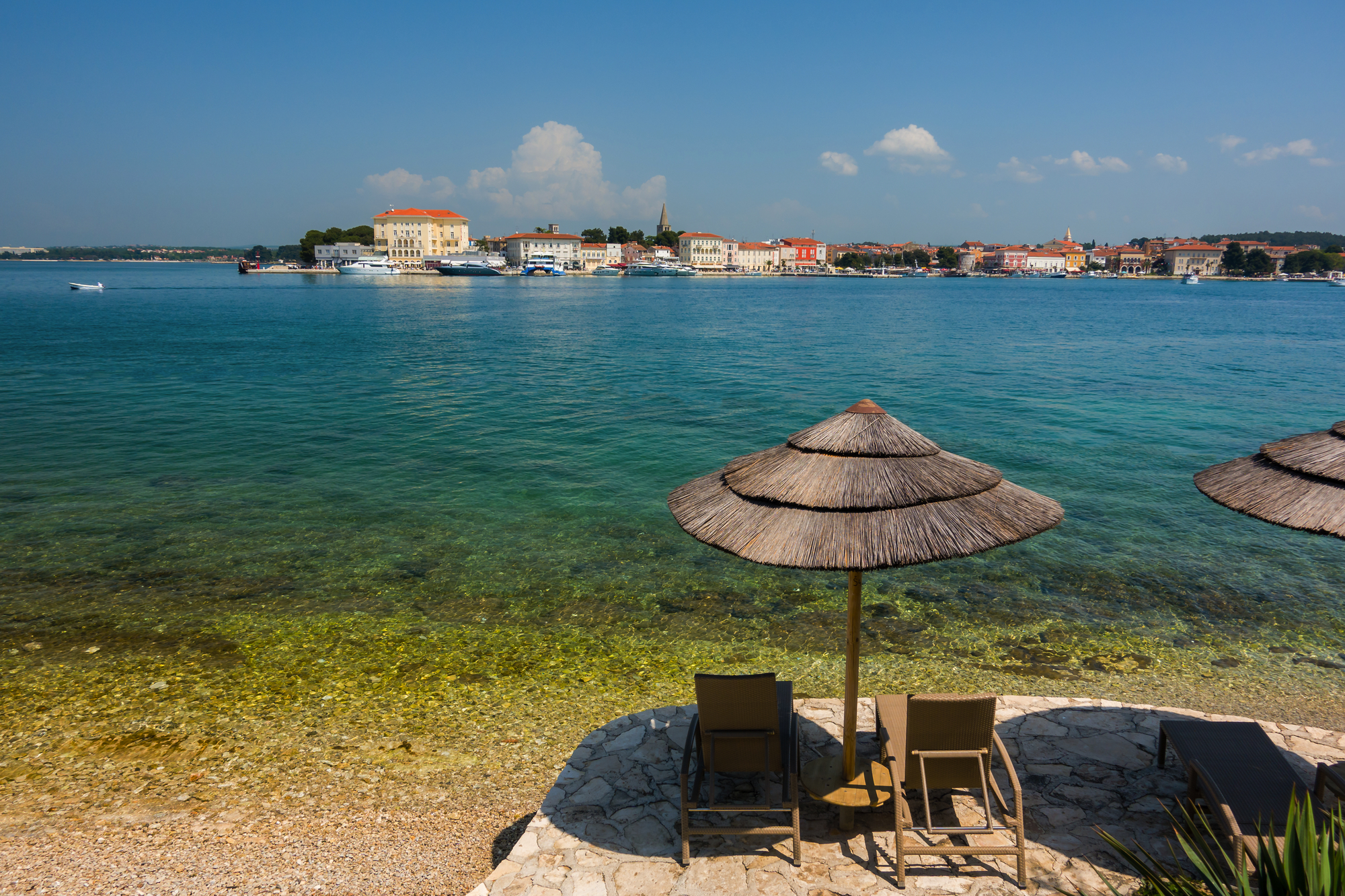 Der Strand von Porec in Kroatien