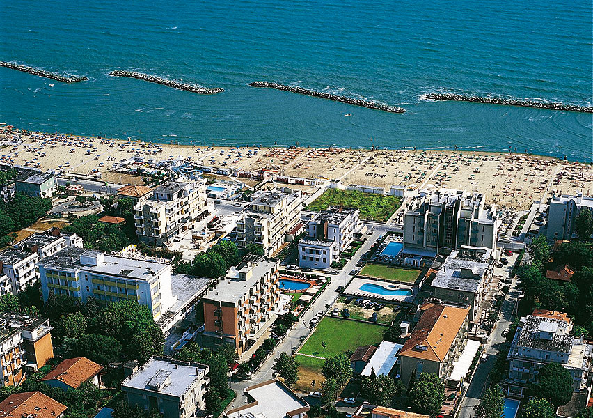Das Hotel Apollo in Rimini von oben