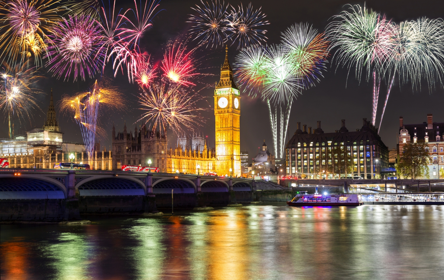 Feuerwerk über Big Ben und Themse bei Nacht.