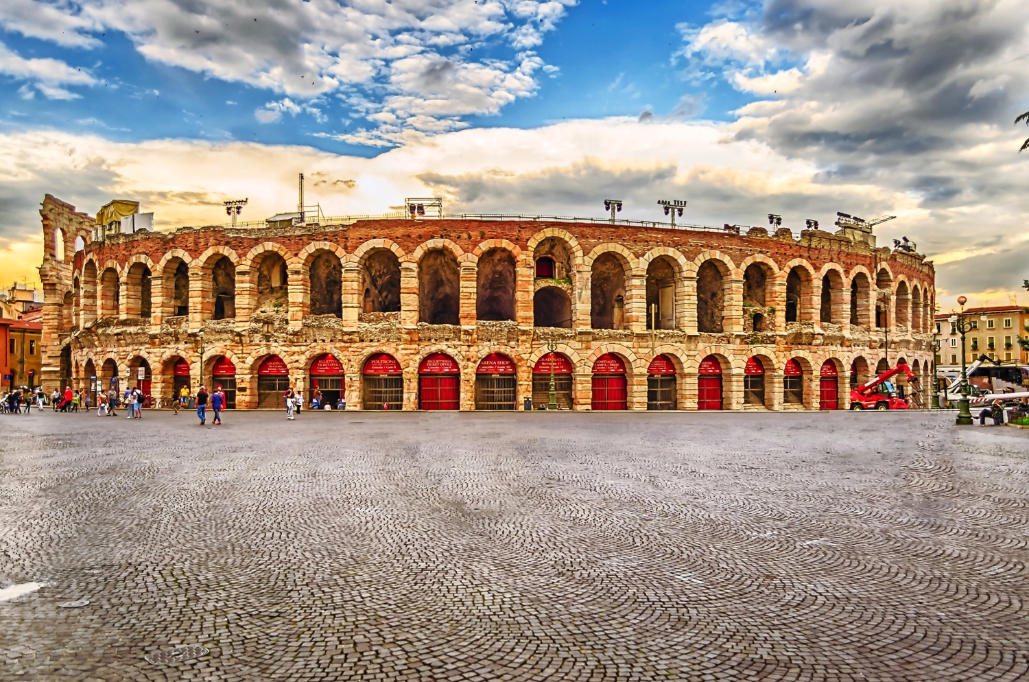 Römisches Amphitheater in Verona, Italien, bei Tageslicht mit Wolken am Himmel.