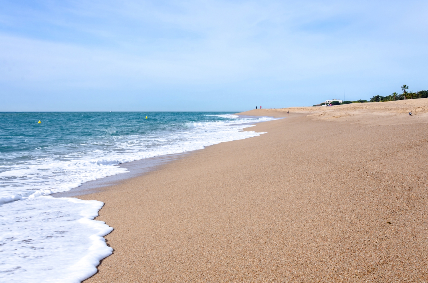 ©Matthew Ashmore - stock.adobe.com Strand mit Wellen und blauem Himmel.
