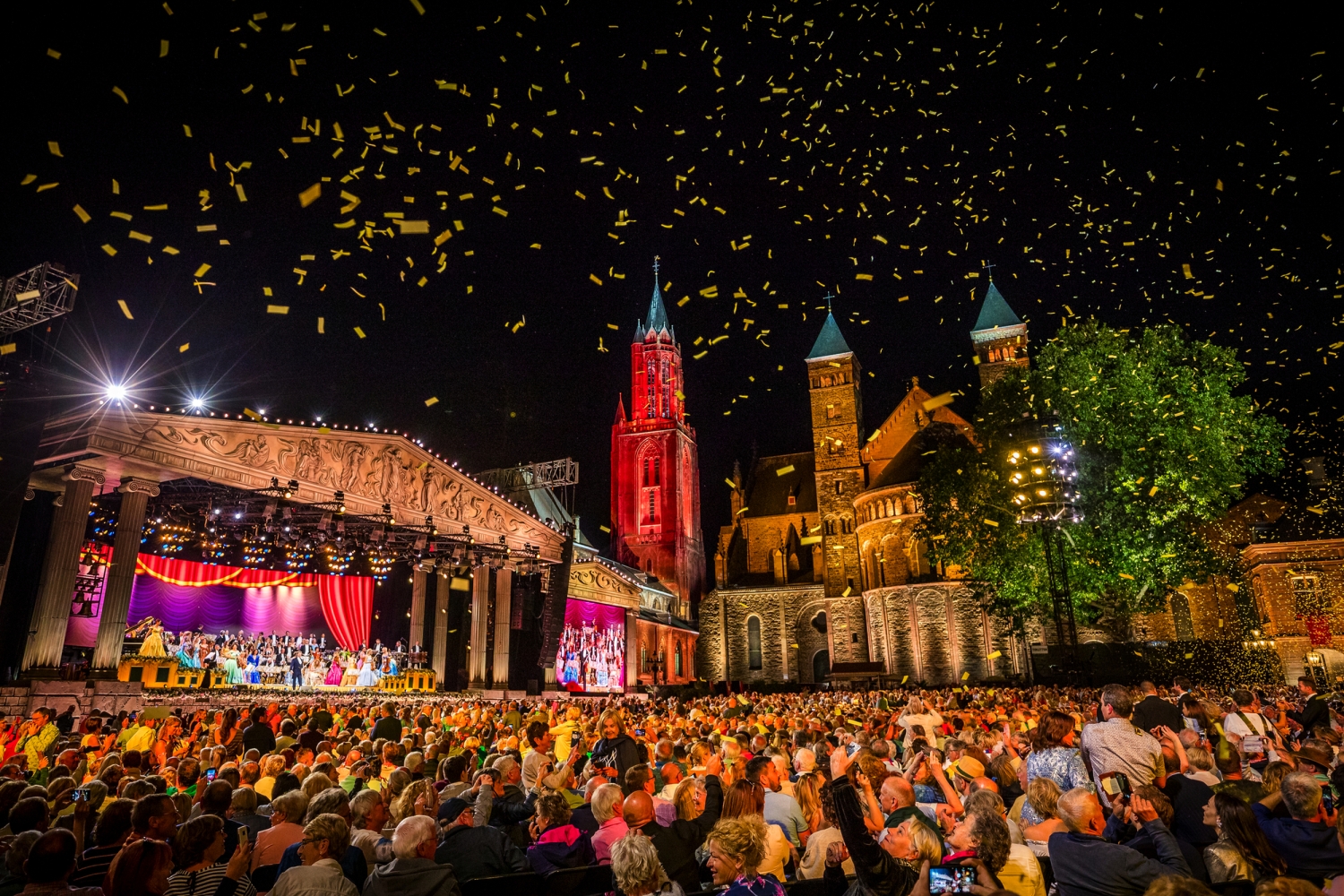 Konzert auf dem Vrijthof-Platz mit Menschenmenge und Konfetti bei Nacht.
