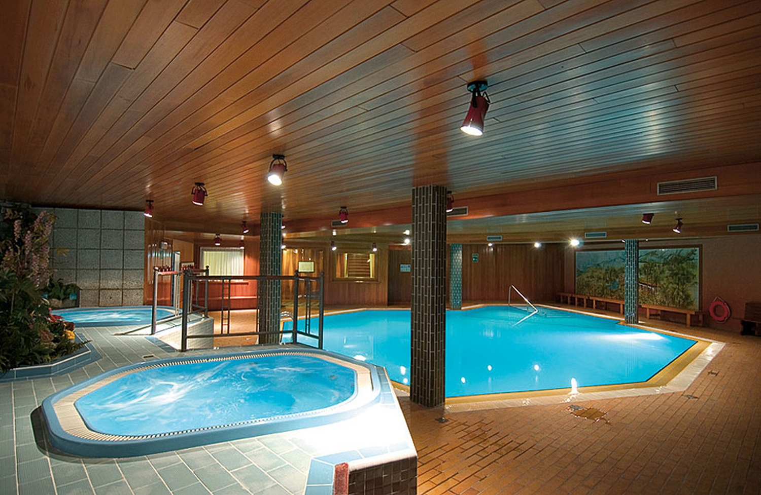 Hallenbad mit Jacuzzi im Hotel Royal Village