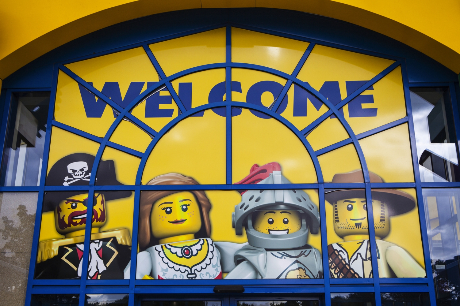 Eingang mit LEGO-Figuren und "Welcome"-Schriftzug.