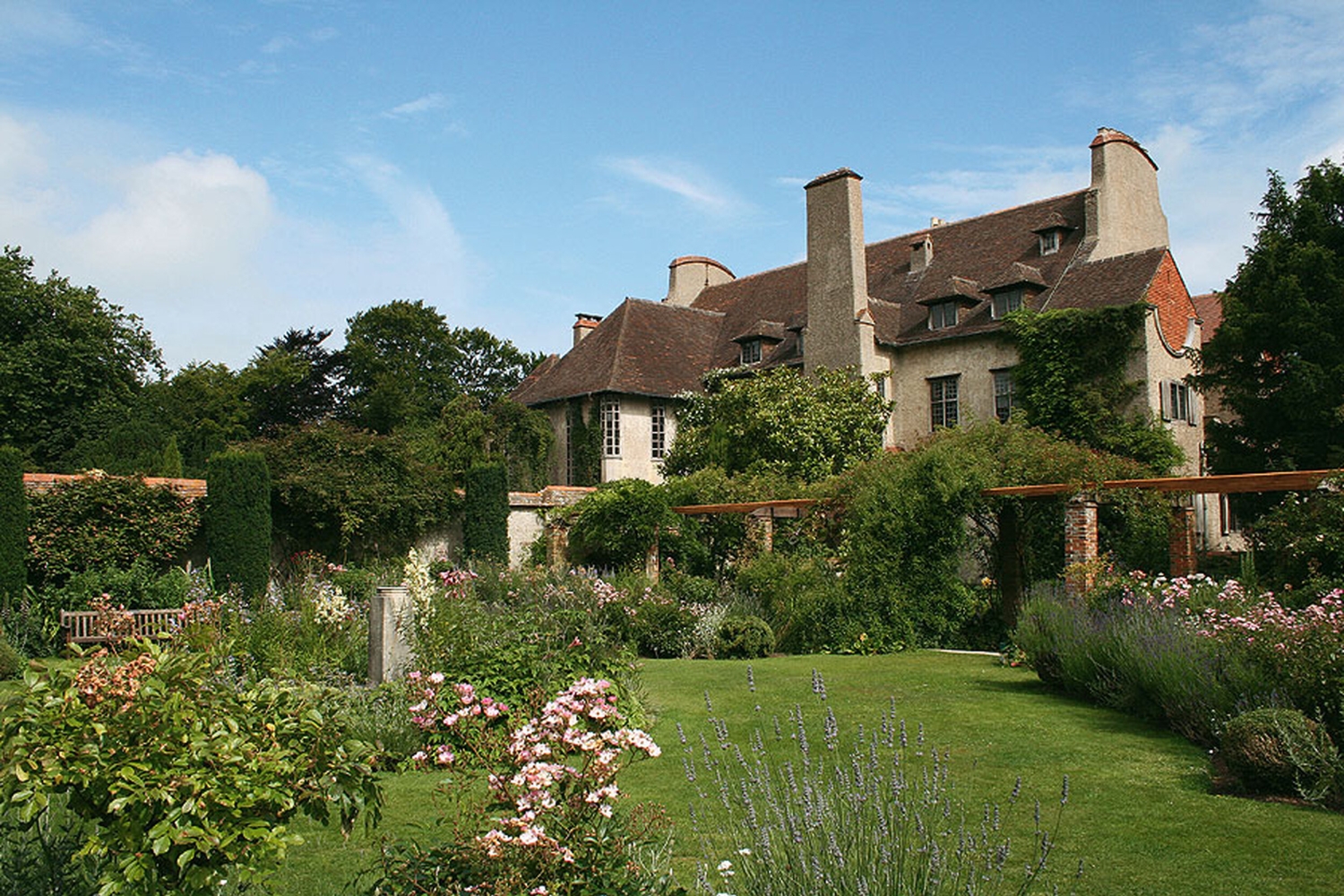 Garten im Parc du Bois des Moutiers mit altem Herrenhaus im Hintergrund