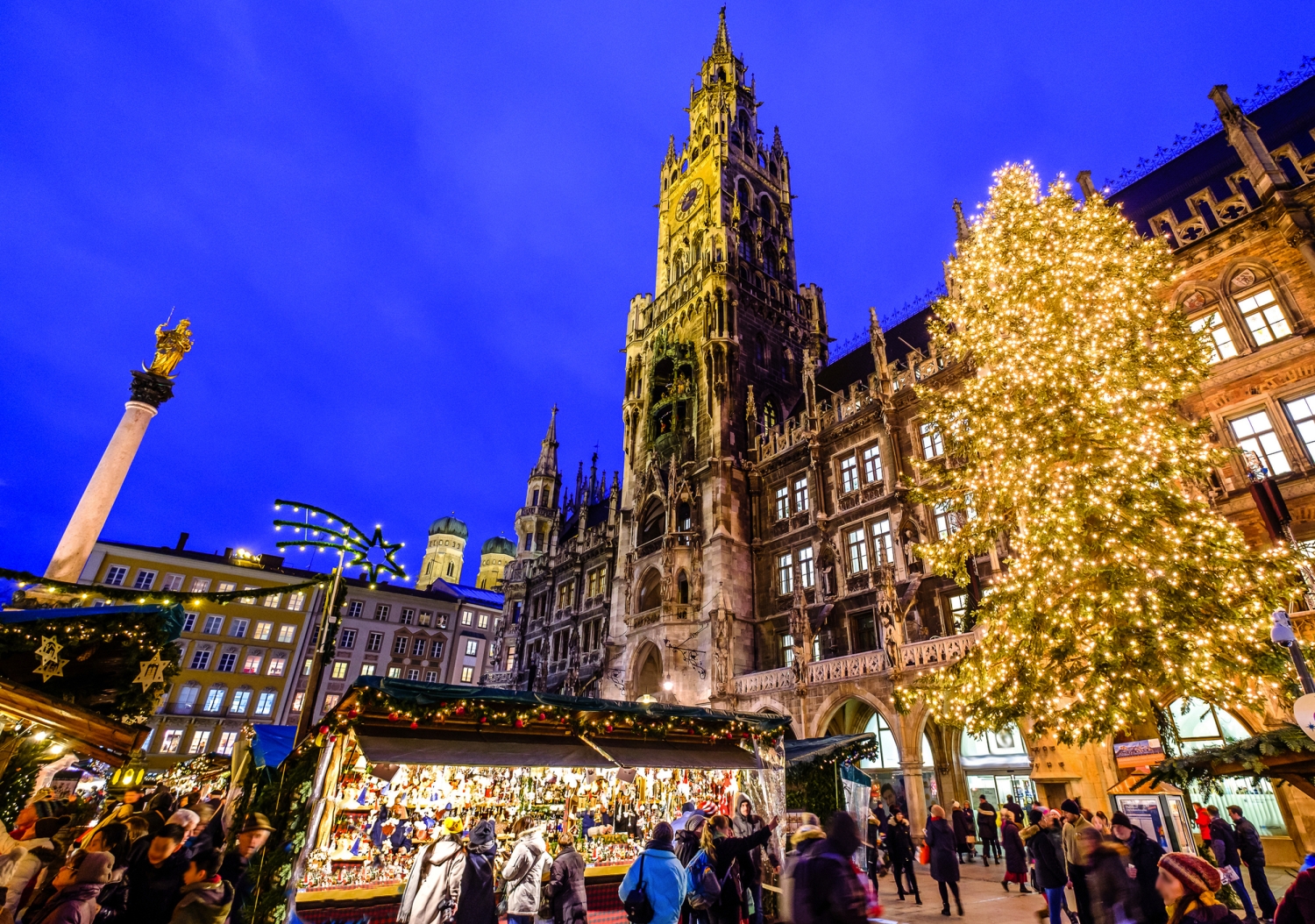 ©fottoo - stock.adobe.com Weihnachtsmarkt am Marienplatz in München bei Nacht, beleuchteter Tannenbaum.