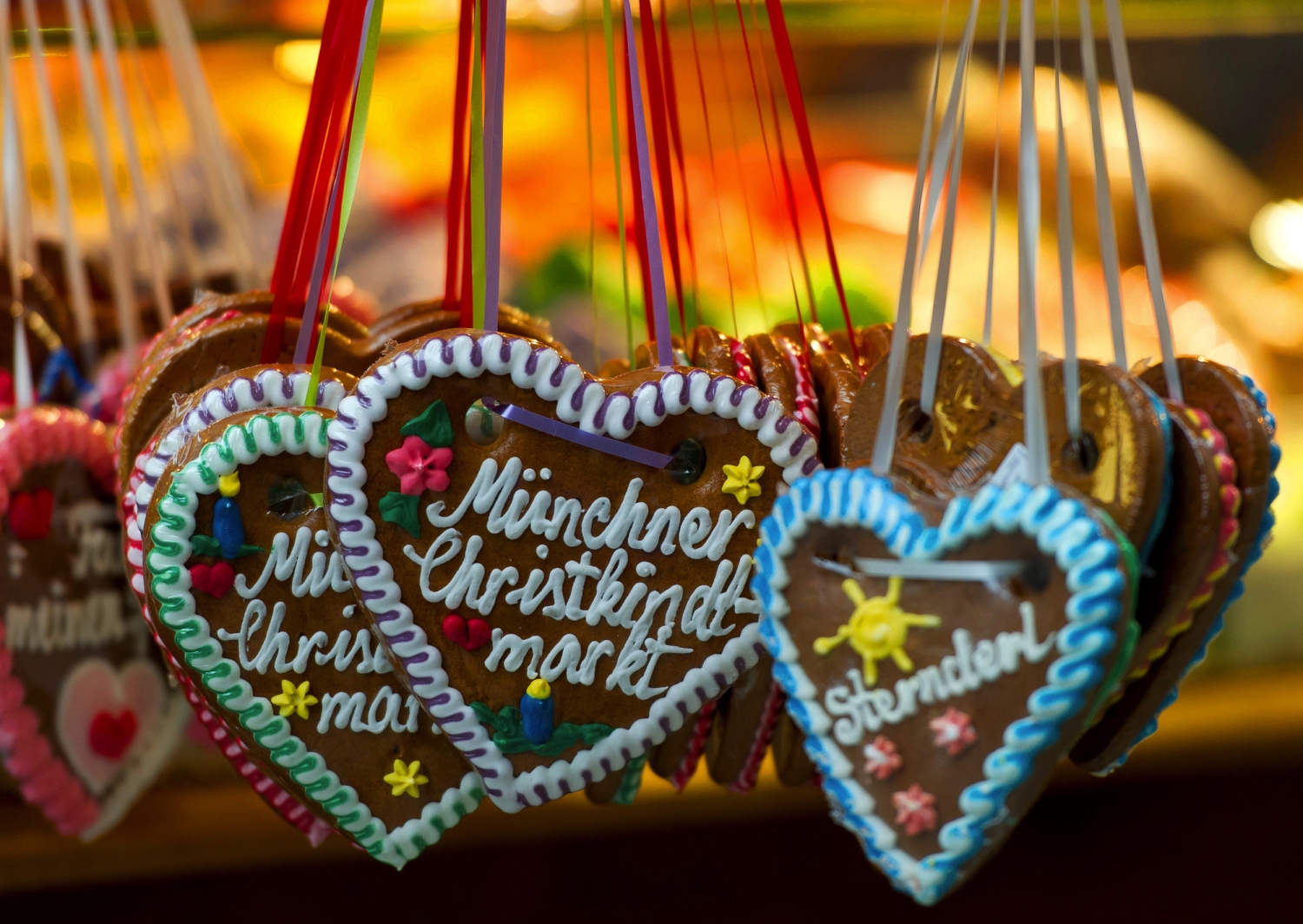 © München Tourismus, Lukas Barth Verschiedene bunt verzierte Lebkuchenherzen am Christkindlmarkt in München.