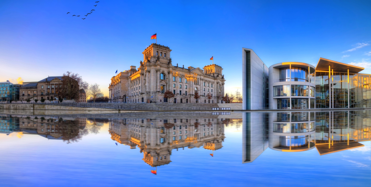 Panoramablick auf das Regierungsviertel in Berlin mit Reichstag, Kanzleramt und der Spree im Winter.