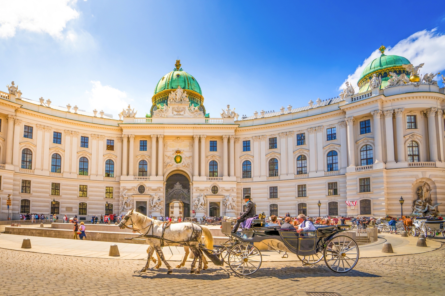Die Hofburg in Wien mit einer Pferdekutsche auf dem Heldenplatz.