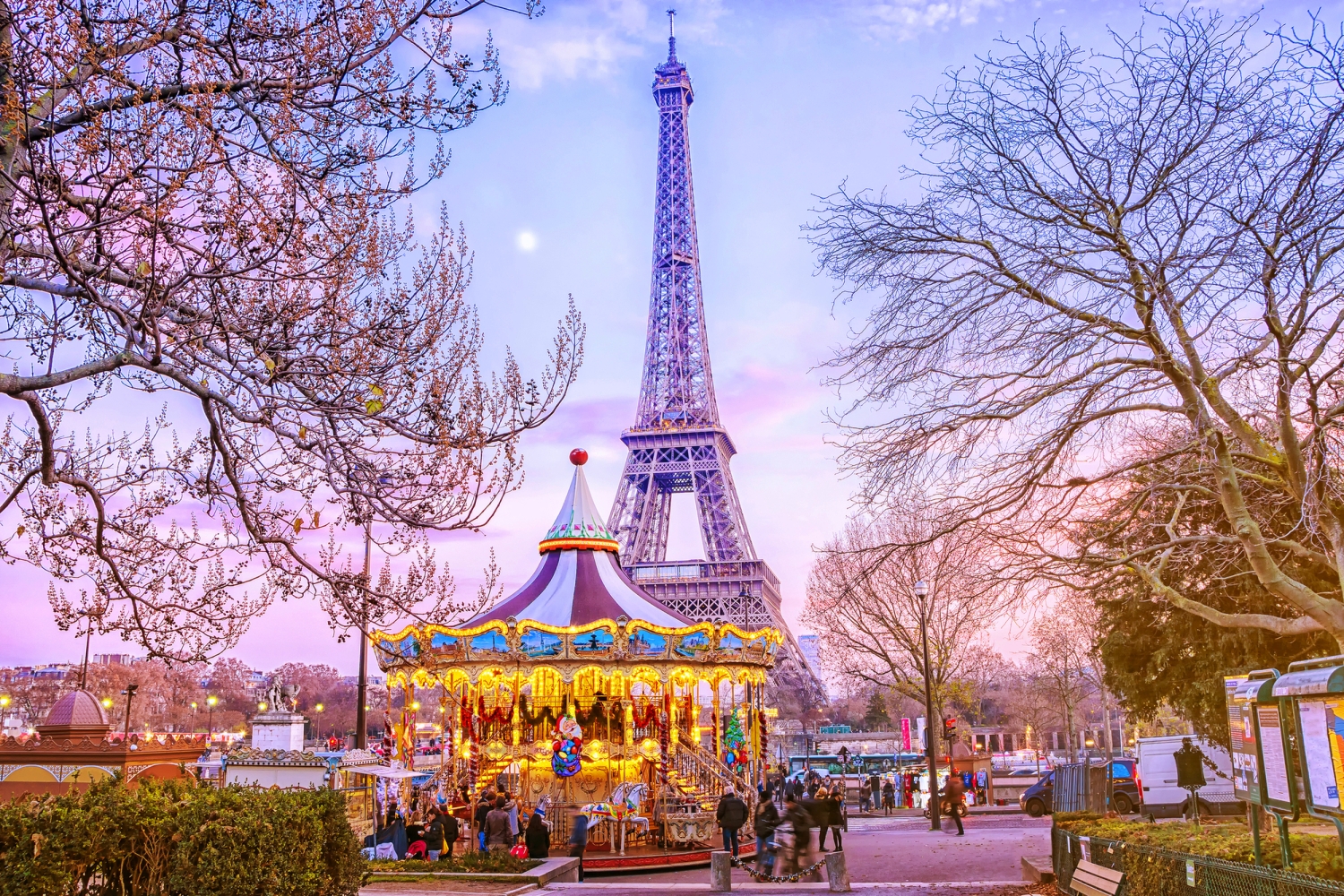 © MarinadeArt - stock.adobe.com Eiffelturm bei Sonnenuntergang mit Karussell im Vordergrund