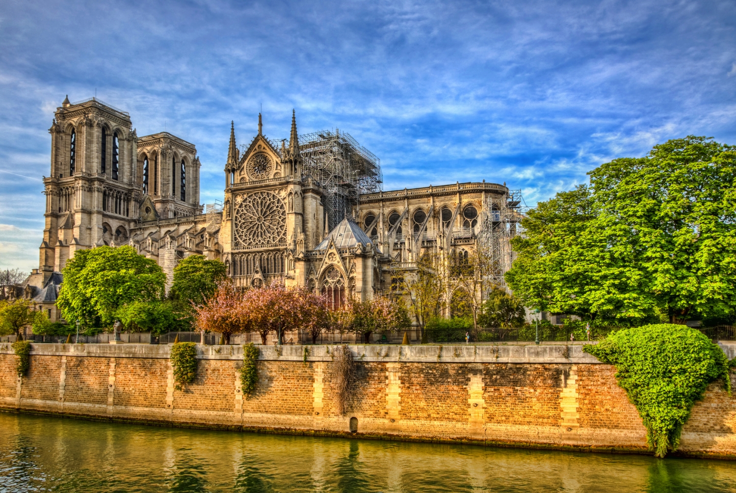 Gotische Kathedrale in Paris mit Wolkenhimmel im Hintergrund