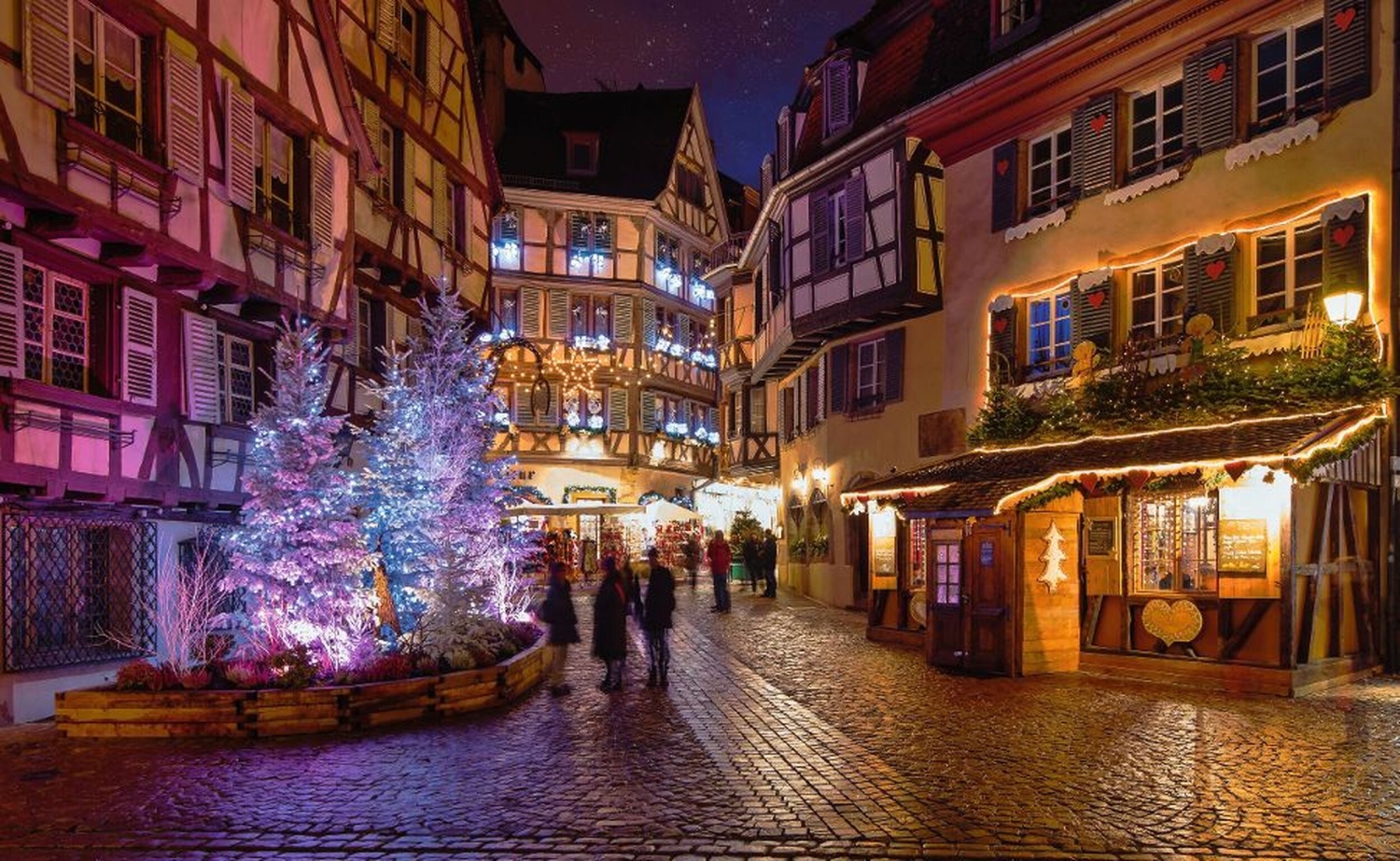 © Chlorophylle - Fotolia Historische Altstadt bei Nacht mit Weihnachtsbeleuchtung und dekorierten Häusern.