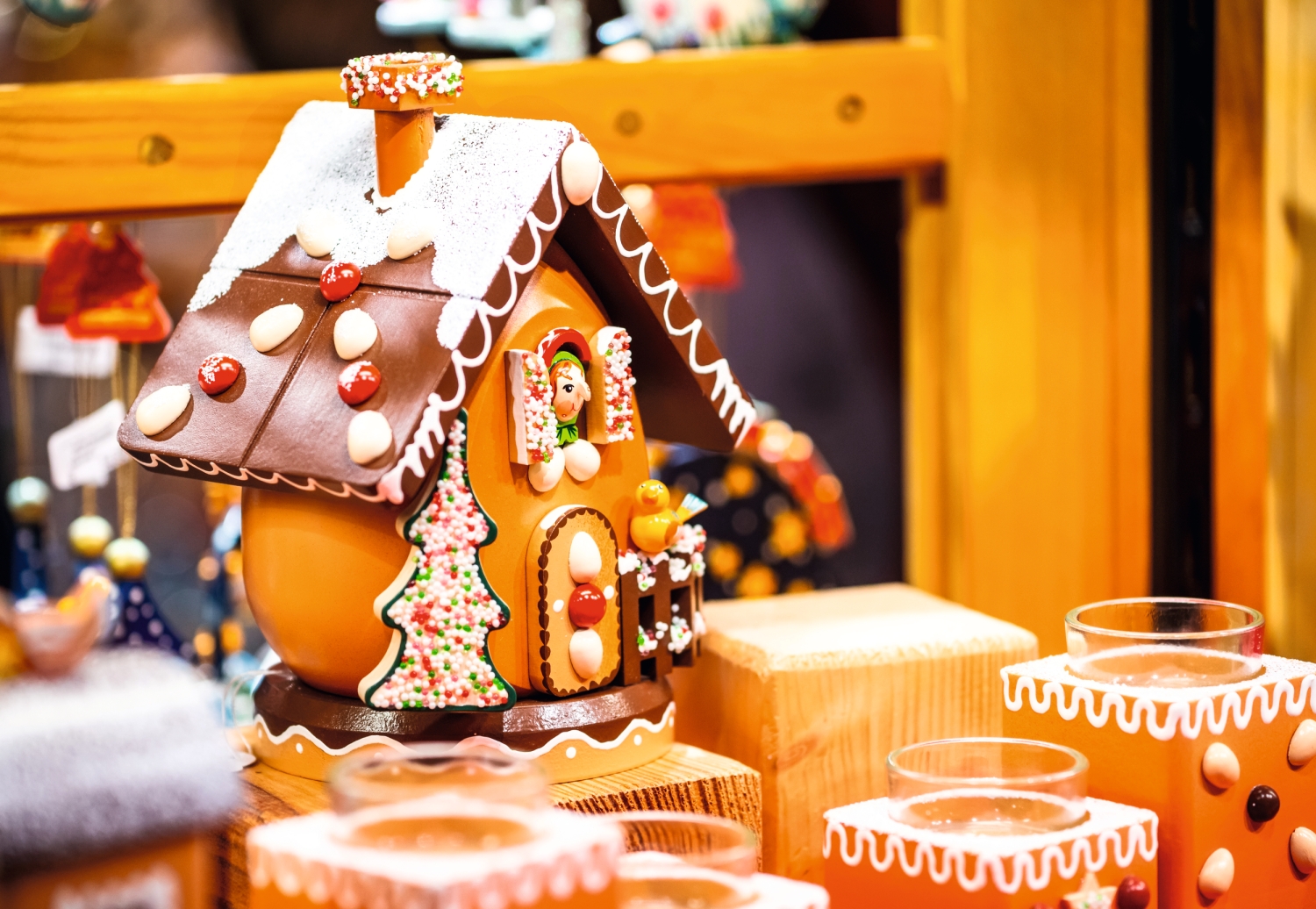 Lebkuchenhaus mit bunten Dekorationen auf einem Weihnachtsmarkt.