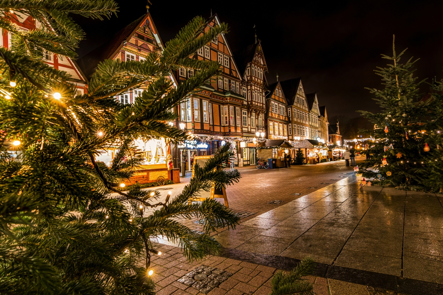 © Michael Schnell Weihnachtlich geschmückter Marktplatz mit Fachwerkhäusern bei Nacht