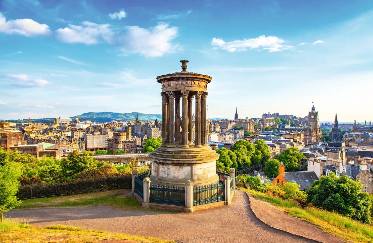 Carlton Hill mit Blick über Edinburgh an einem sonnigen Tag