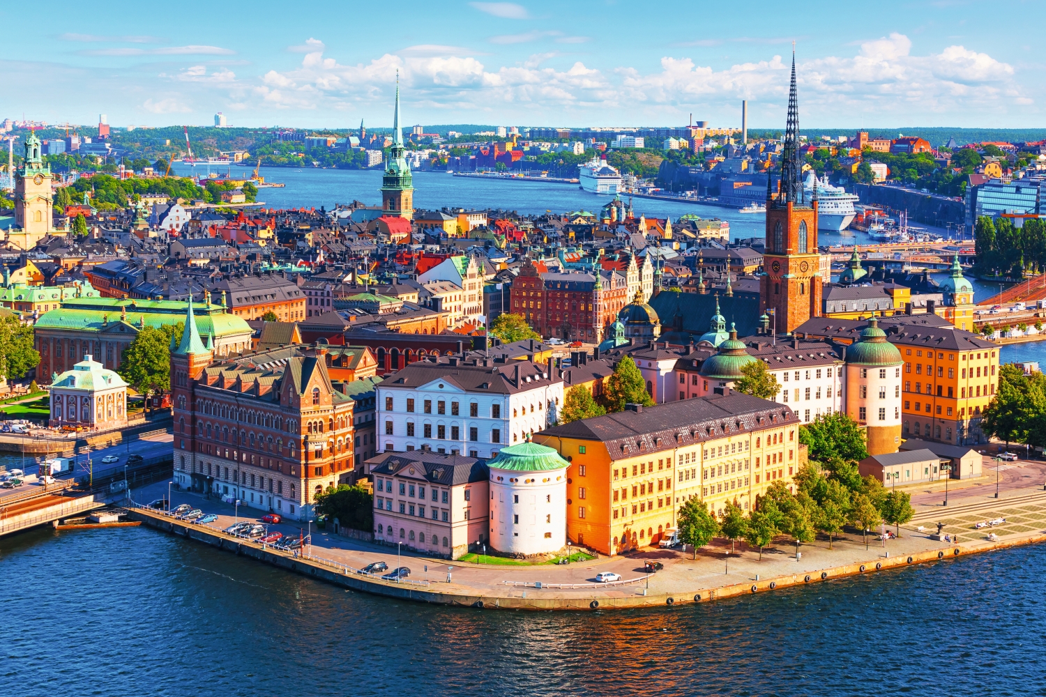 Panoramablick auf die Altstadt von Stockholm mit bunten Gebäuden und Wasserstraßen.