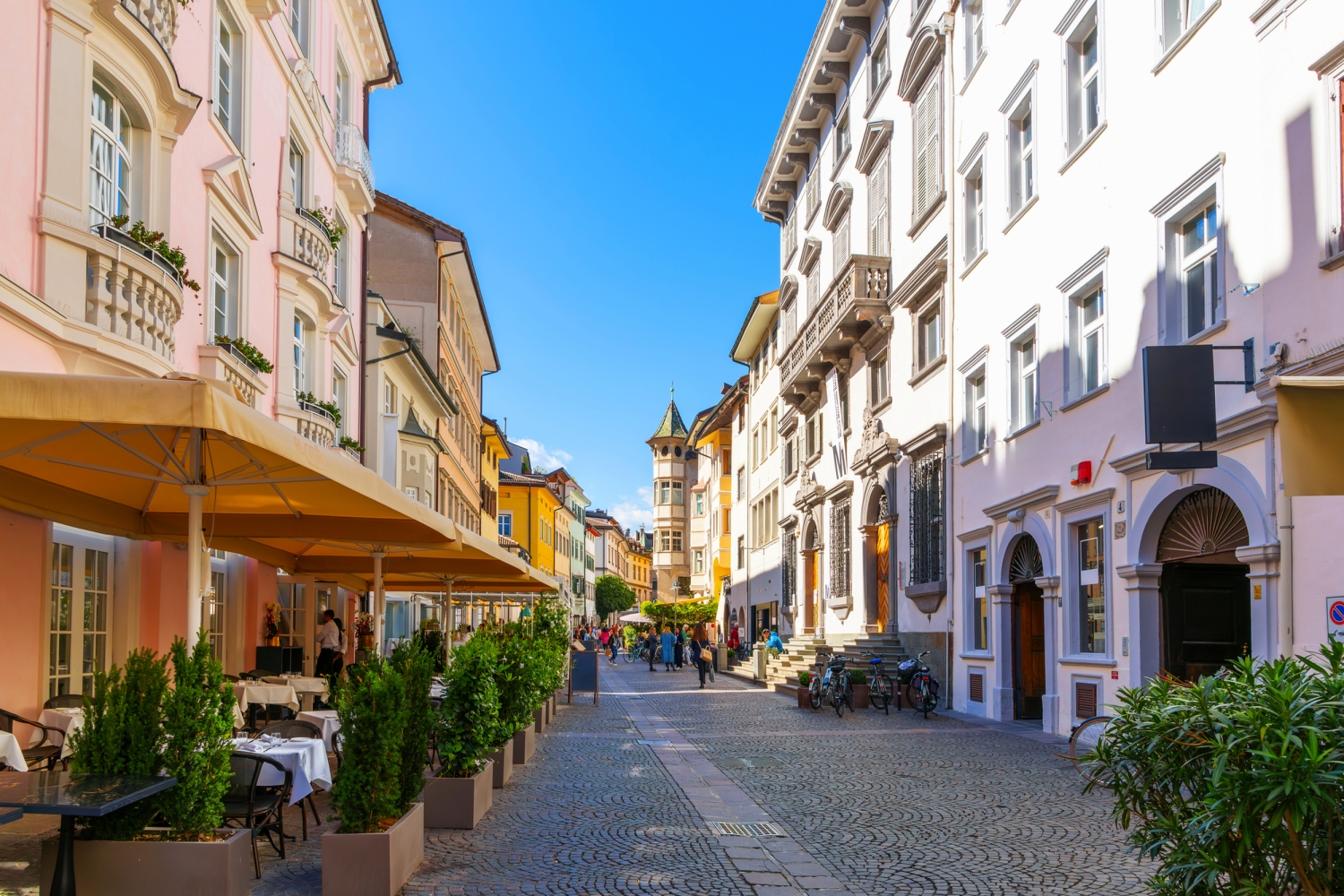 Malerische italienische Straßenszene mit historischen Gebäuden und Straßencafé.