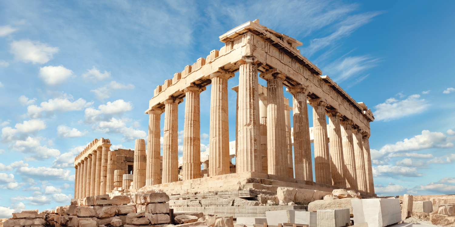 Der Parthenon-Tempel auf der Akropolis in Athen bei klarem Himmel.