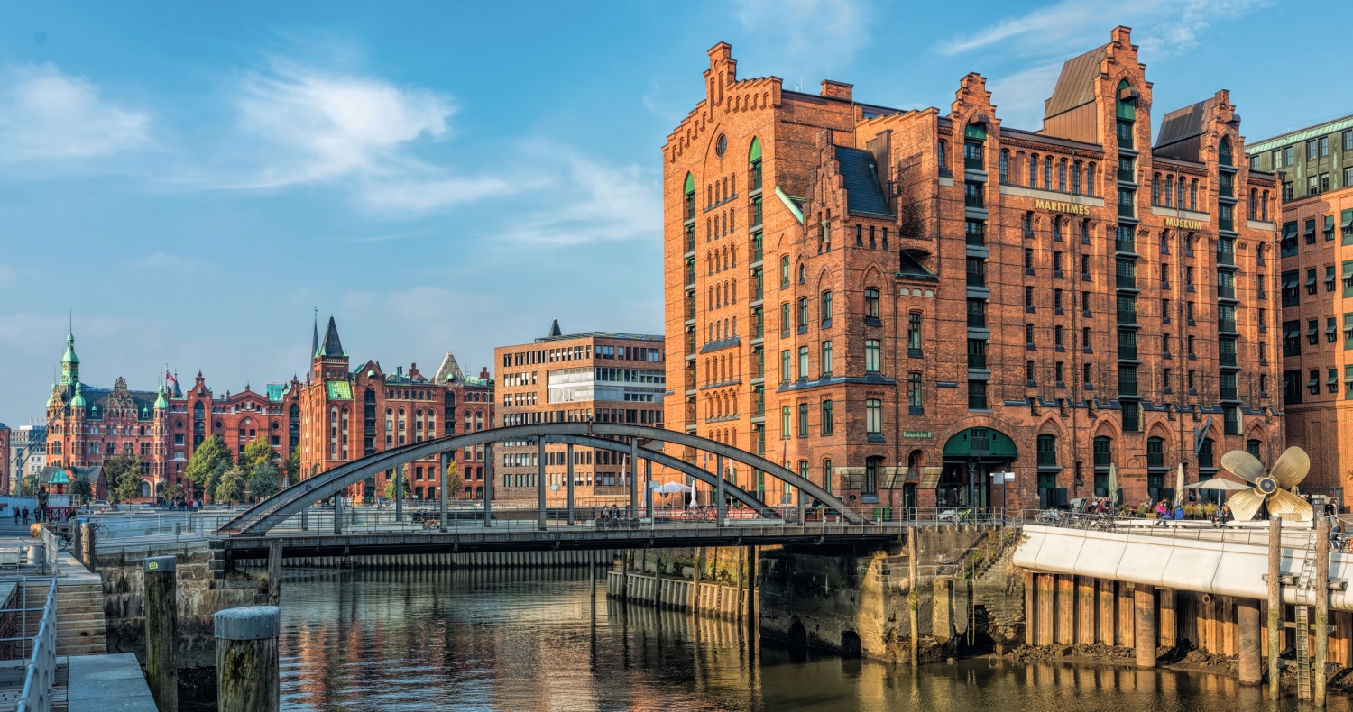 Historische Backsteingebäude und Brücke in der Speicherstadt bei Sonnenschein