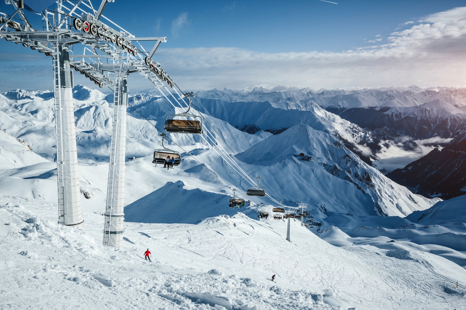 Skigebiet in Ischgl/Samnaun mit verschneiten Bergen und Skilift im Winter.