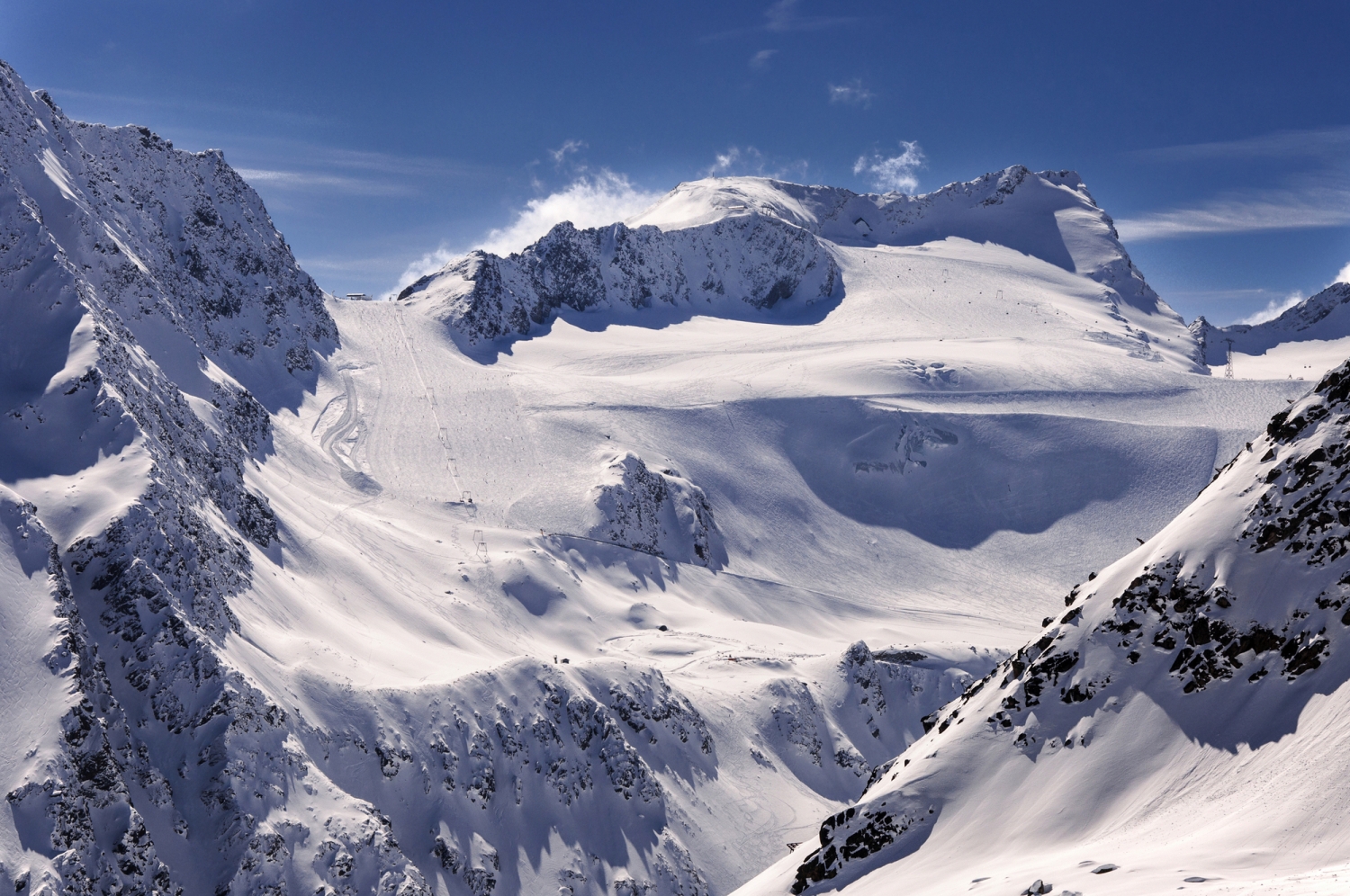 Schneebedeckte Berglandschaft unter klarem Himmel.