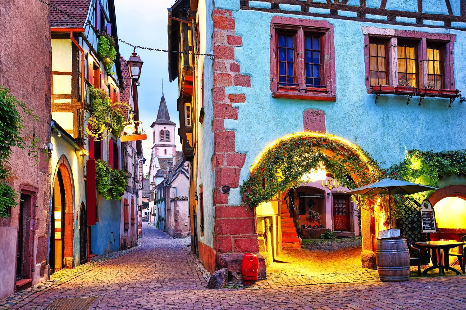 Malerische Gasse mit Fachwerkhäusern in Riquewihr, Frankreich.